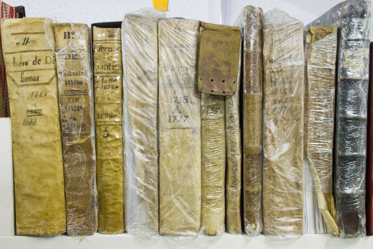 Diversos libros del archivo parroquial.