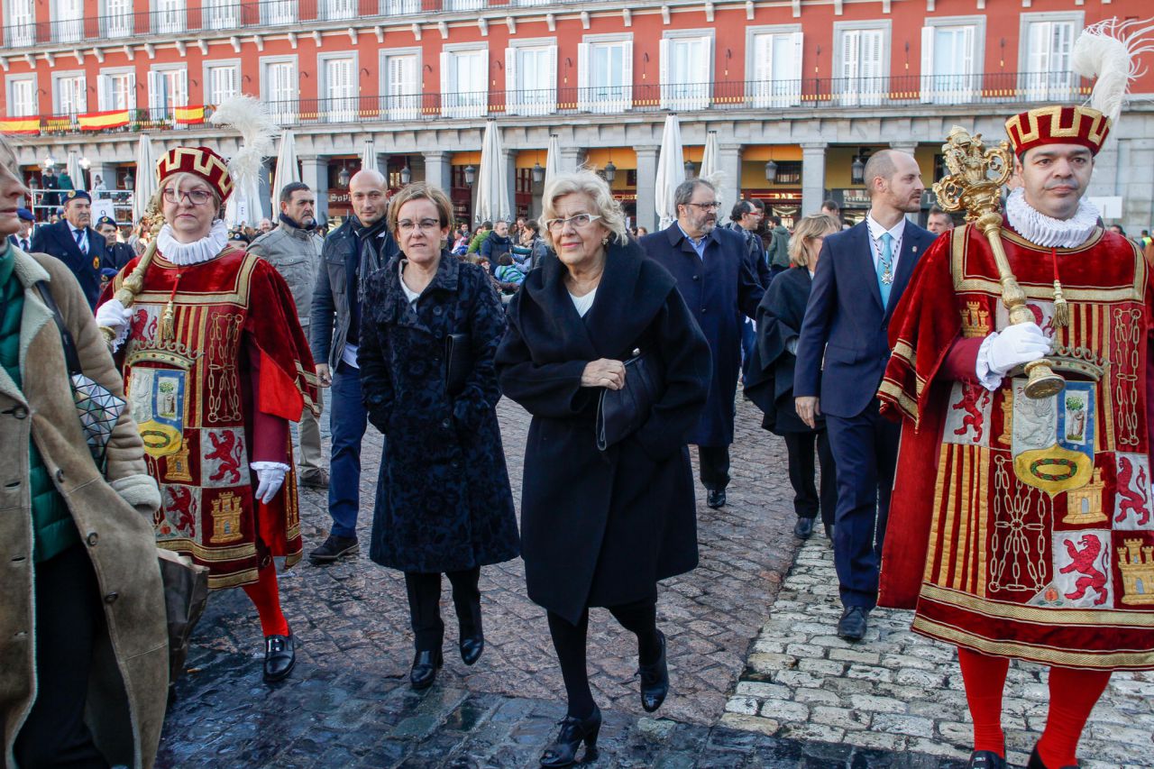 La alcaldesa llega a la misa junto a Purificación Causapié. 