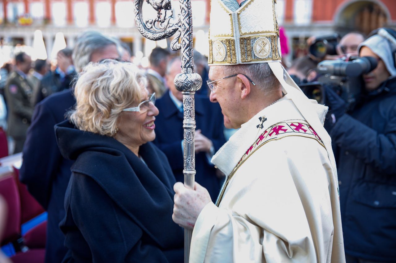 El cardenal Carlos Osoro saluda a la alcaldesa de Madrid, Manuela Carmena.