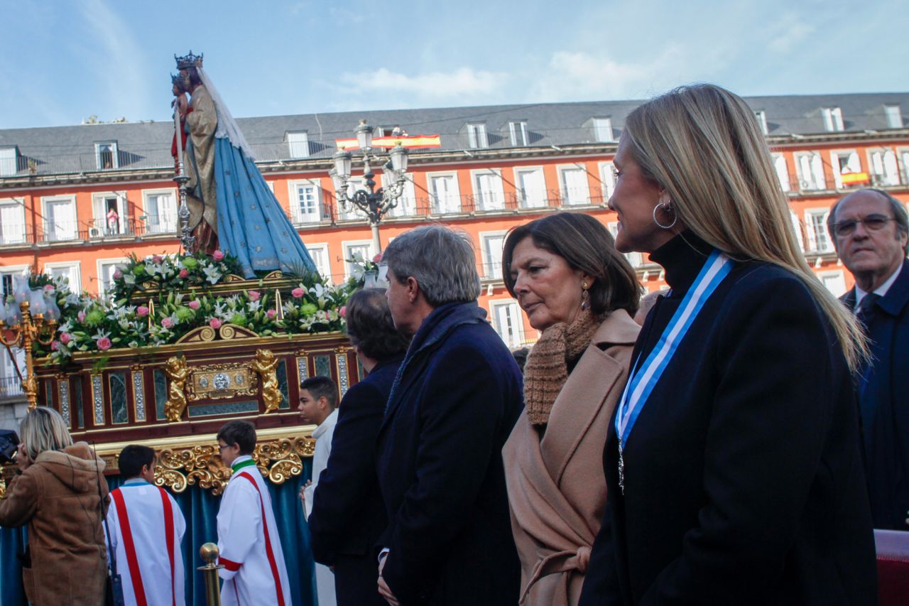 La Virgen pasa junto a los representantes de la Comunidad de Madrid.