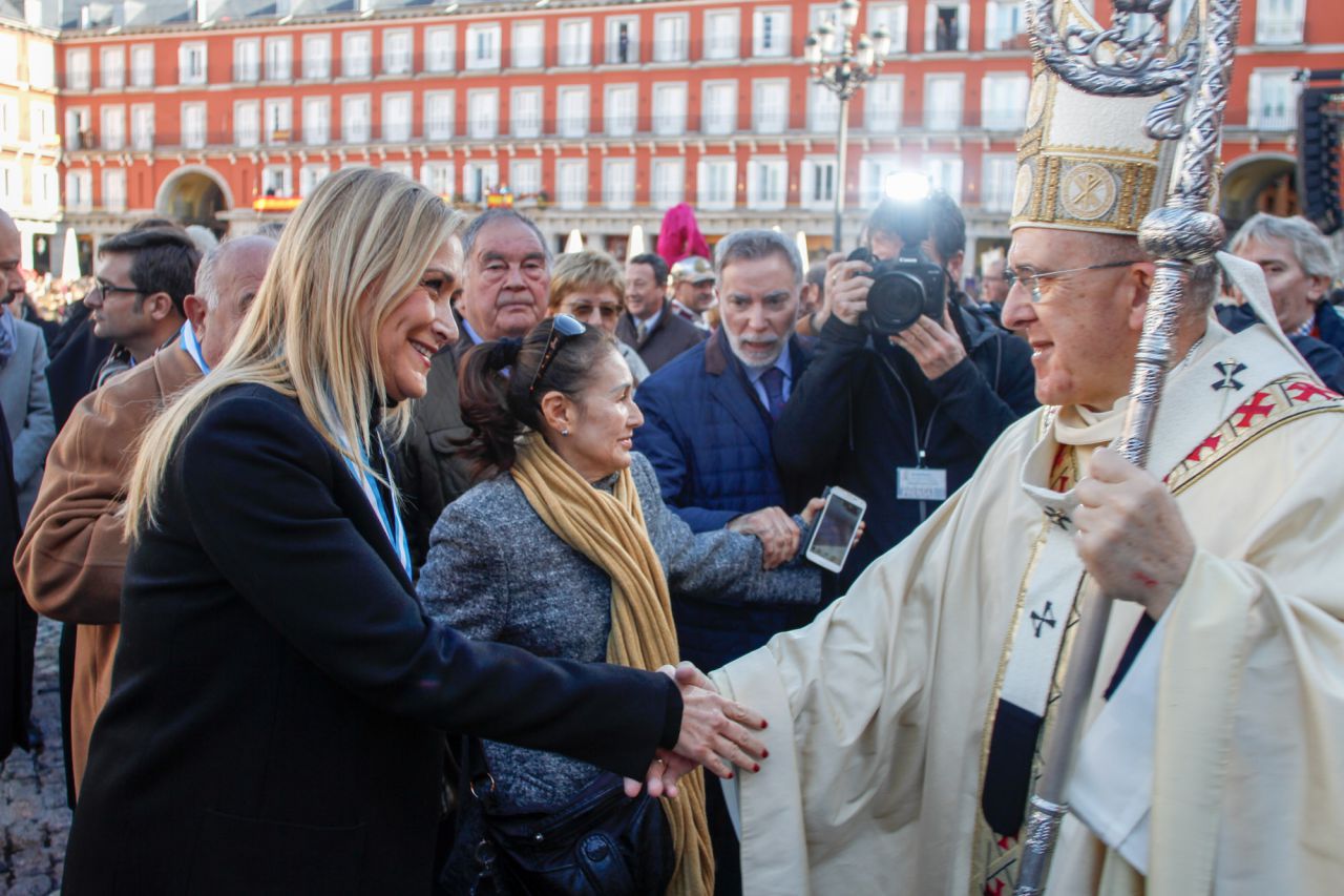 El cardenal Carlos Osoro saluda  a la presidenta de la Comunidad de Madrid, Cristina Cifuentes.