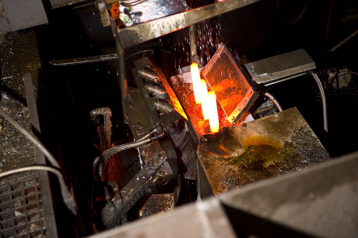 El calcín permite fabricar envases de vidrio exactamente iguales que los originales. Pero el vidrio reciclado exige una menor temperatura de fusión que las materias primas originales por lo que en el proceso de fabricación de nuevos envases se consume menos energía.