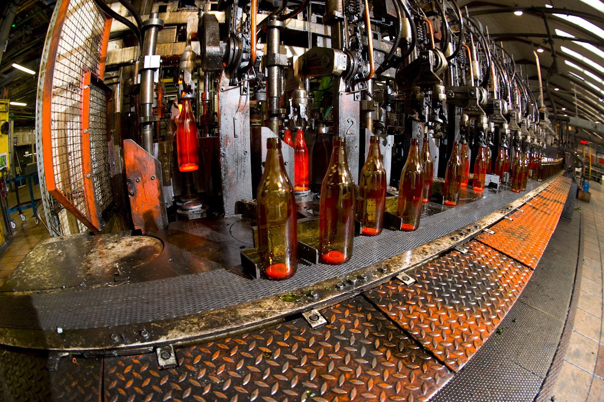 Creación de nuevas botellas en la fábrica envasadora tras llegar el calcín obtenido en la planta de Ajalvir. 