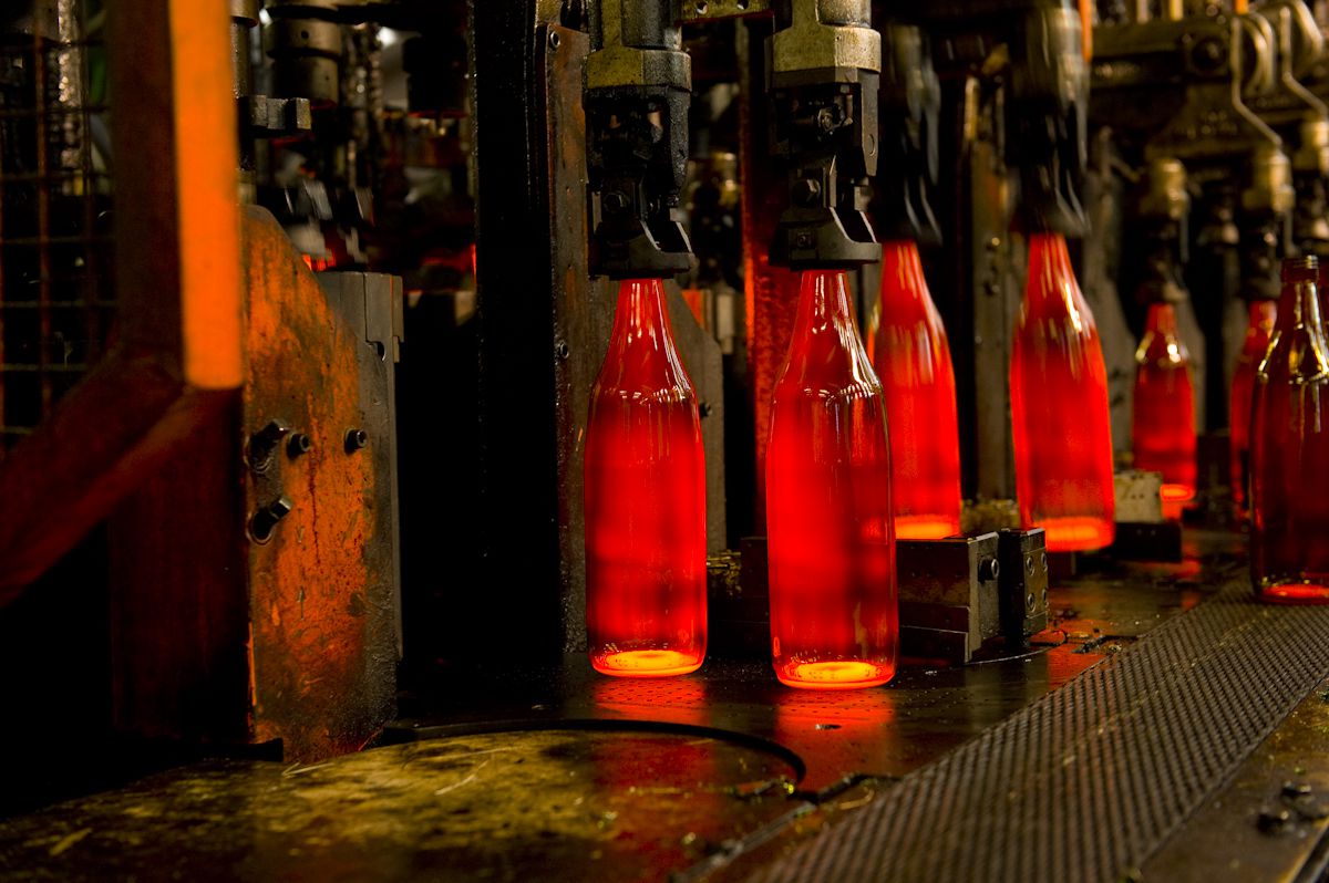 Creación de nuevas botellas tras llegar a la fábrica el calcín obtenido en la planta de Ajalvir. 