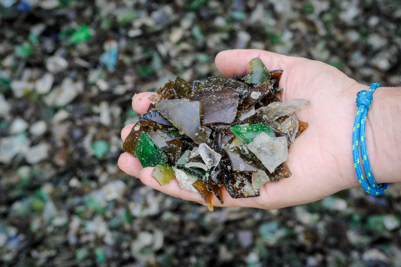 El calcín, vidrio limpio, reciclado y triturado.