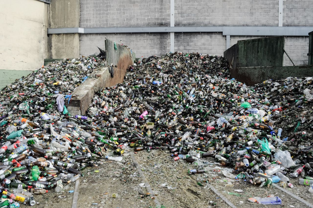 Montañas de vidrio son depositadas en la planta de reciclaje de Ajalvir.