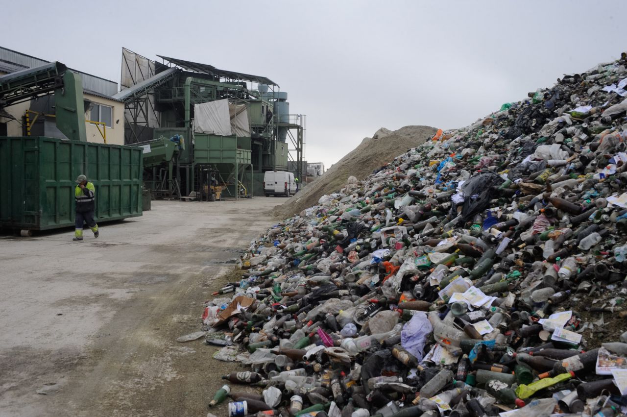 En esta planta de reciclado, se tratan unas 25 toneladas cada hora y cada año se convierten 80.000 toneladas de residuos en nuevos envases.