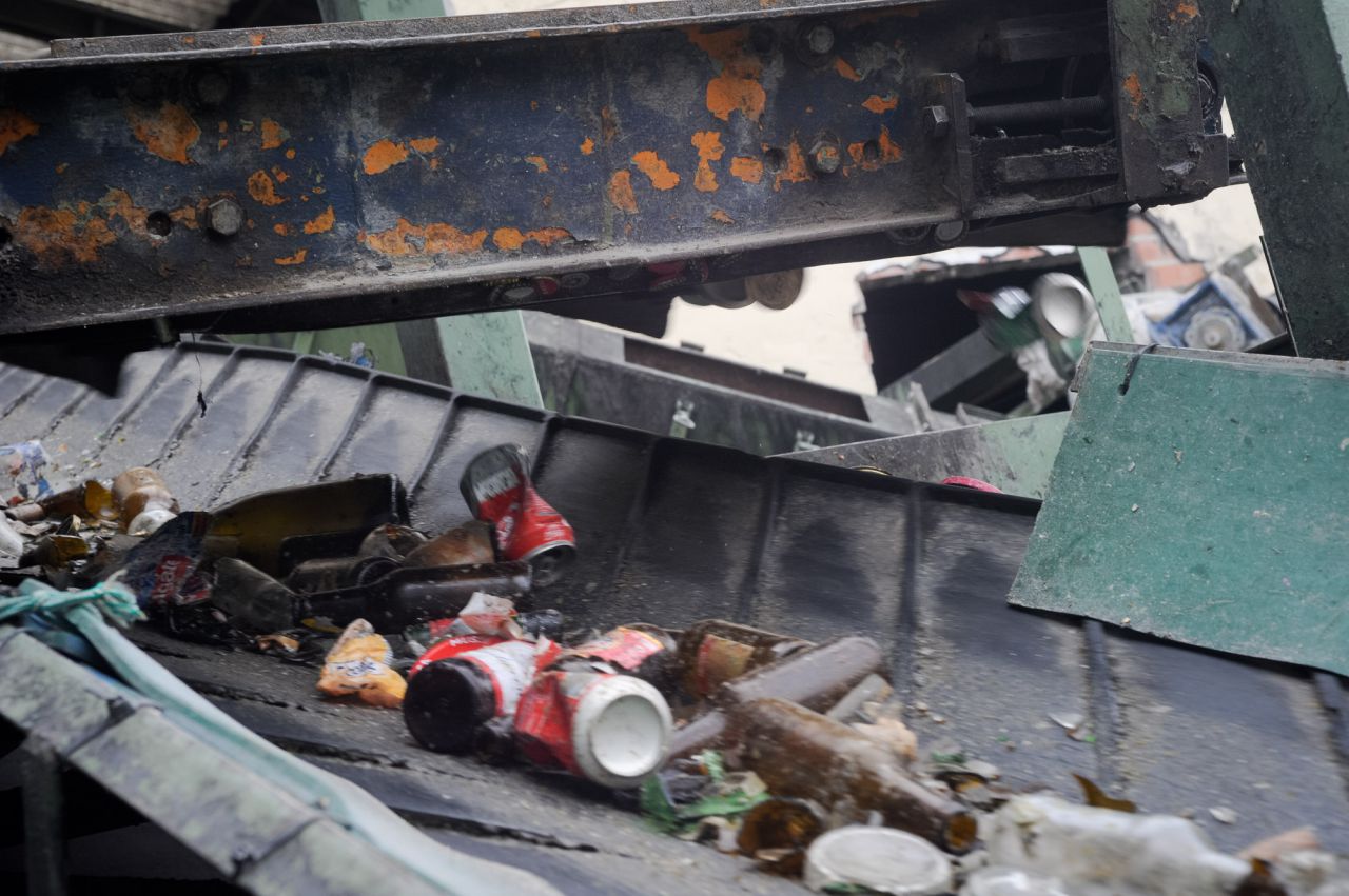 Las cintas transportadoras llevan incorporado un separador magnético que recoge buena parte de los elementos férricos. Un imán permanente retira los materiales metálicos, como los tapones de frascos, tarros y botellas.