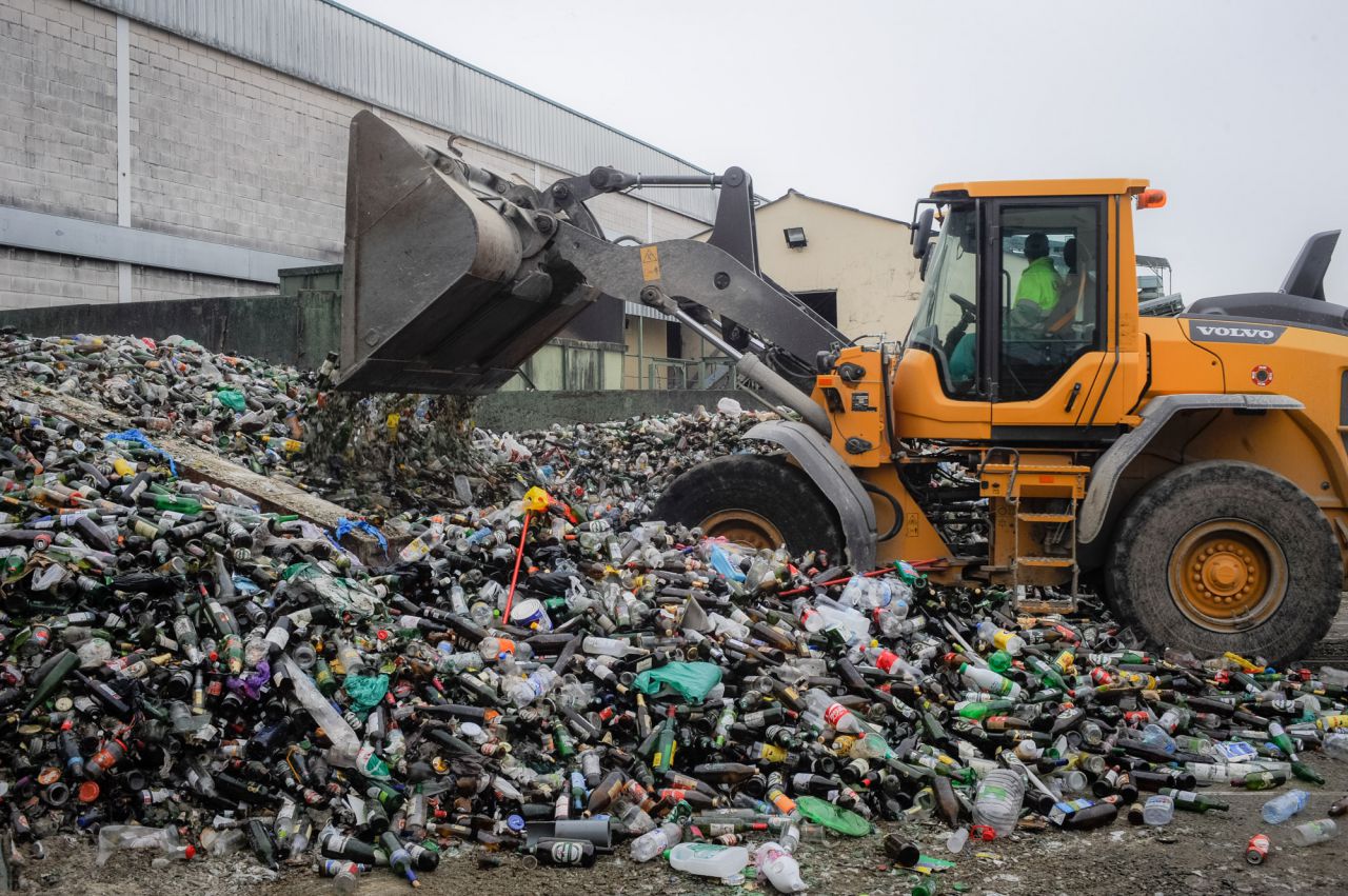 Envases, tarros, frascos y botellas son los residuos más frecuentes. 70 tráileres por semana entran en la planta y cada día procesa unas 300 toneladas de vidrio.