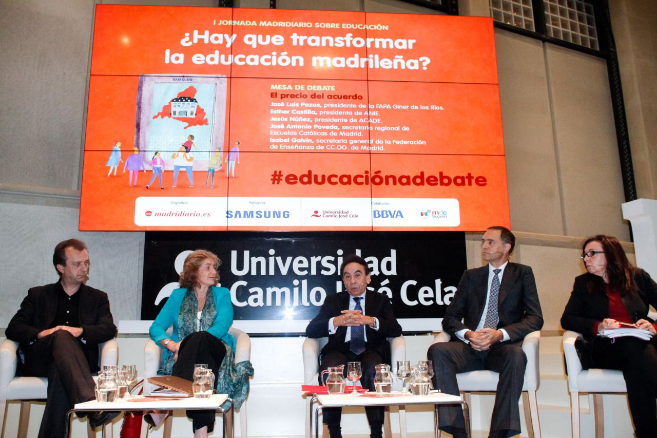 Mesa de debate 'El precio del acuerdo' compuesta por el presidente de la FAPA Giner de los Ríos, José Luis Pazos, la presidenta de ANIE, Esther Castilla, el presidente de ACADE, Jesús Núñez, el secretario regional de Escuelas Católicas de Madrid, José Antonio Poveda, y la secretaria general de la Federación de Enseñanza de CCOO de Madrid, Isabel Galvín.