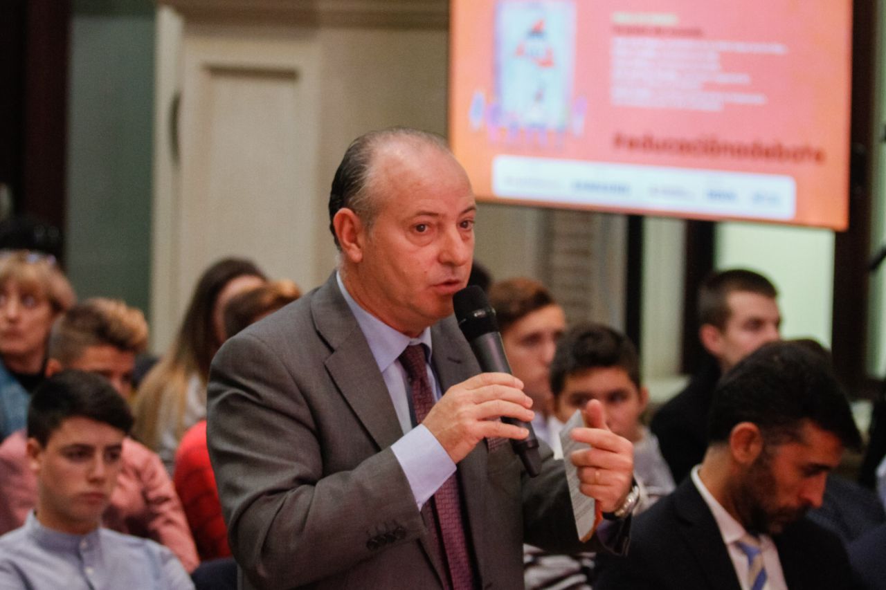 Varios asistentes han formulado preguntas tanto a las mesas de debate como en las ponencias.