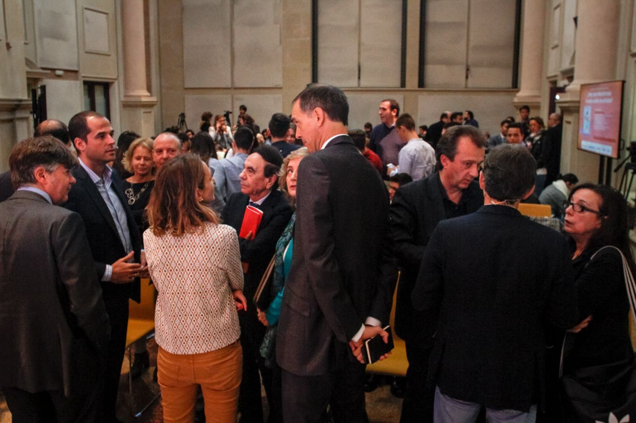 De un lado los representantes de Ciudadanos, Ignacio Aguado y la diputada, Mayte de la Iglesia, conversan con los representantes de Escuelas Católicas y el presidente de ACADE, Jesús Núñez, y, de otro, el portavoz de Podemos en la Asamblea de Madrid, José Manuel López, conversa con el presidente de la FAPA Giner de los Ríos y la representante de CCOO.