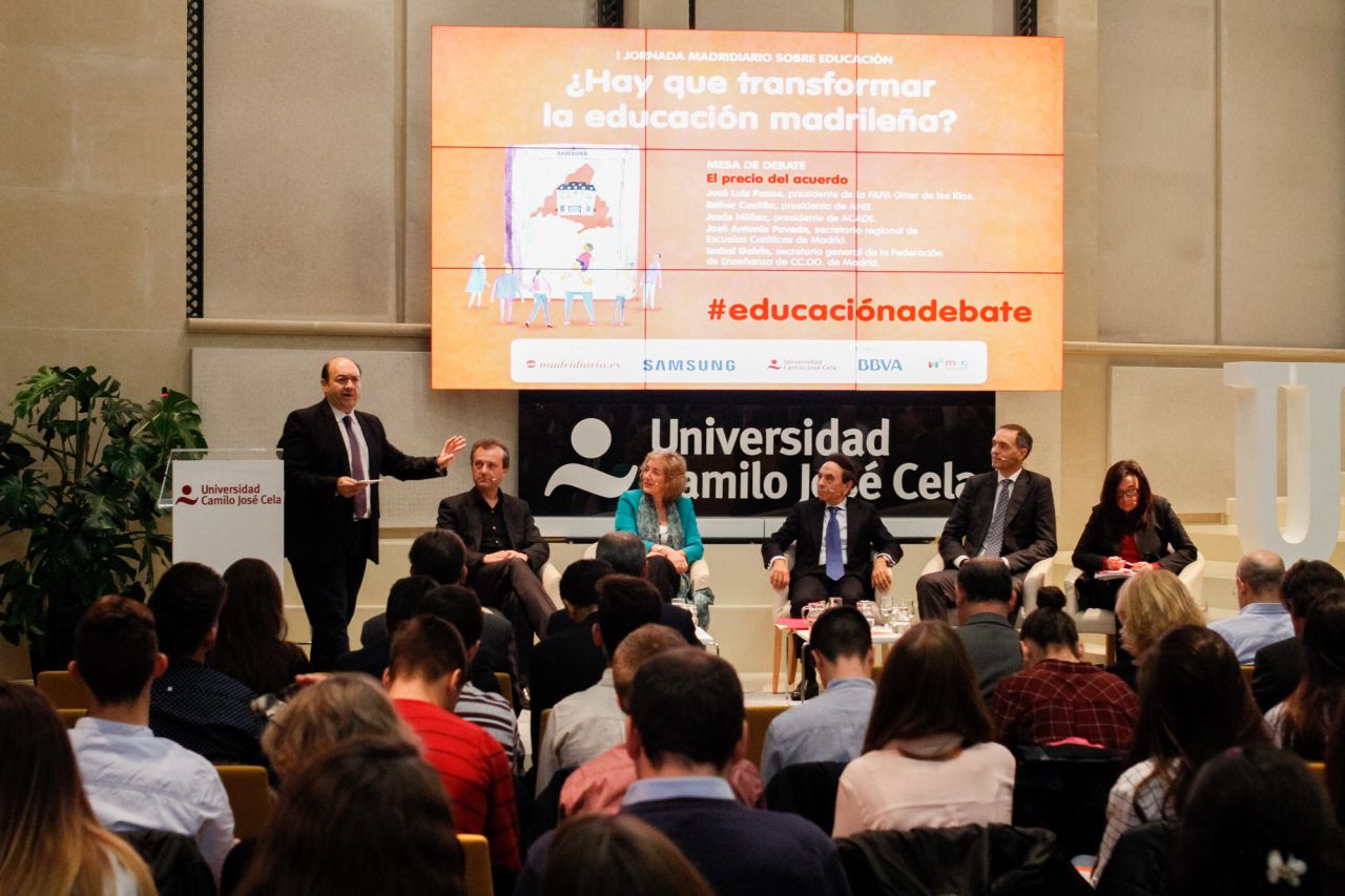 Mesa de debate El precio del acuerdo, con el presidente de la FAPA Giner de los Ríos, José Luis Pazos; la presidenta de ANIE, Esther Castilla; el presidente de ACADE, Jesús Núñez; el secretario regional de ECM, José Antonio Poveda; y la secretaria general de la Federación de Enseñanza de CCOO, Isabel Galvín. 