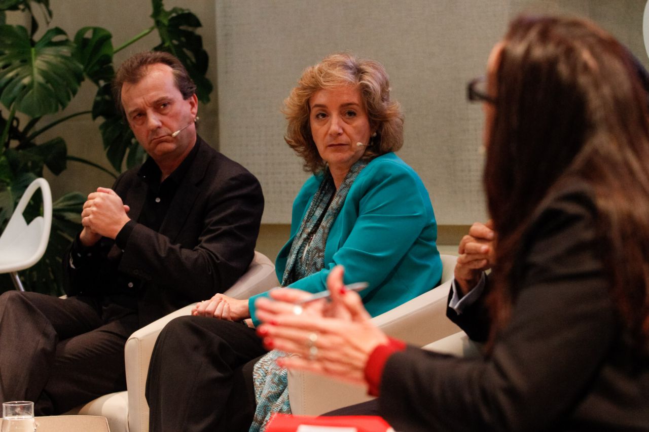 José Luis Pazos y Esther Castilla escuhan a Isabel Galvín.