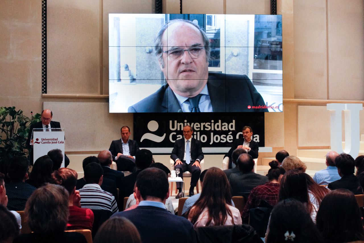 Mesa de debate Hablamos de politica.. ¿educativa? compuesta por Ignacio Aguado, portavoz de Ciudadanos, José Manuel López, portavoz de Podemos y Rafael Van Grieken, consejero de educación de la Comunidad de Madrid.