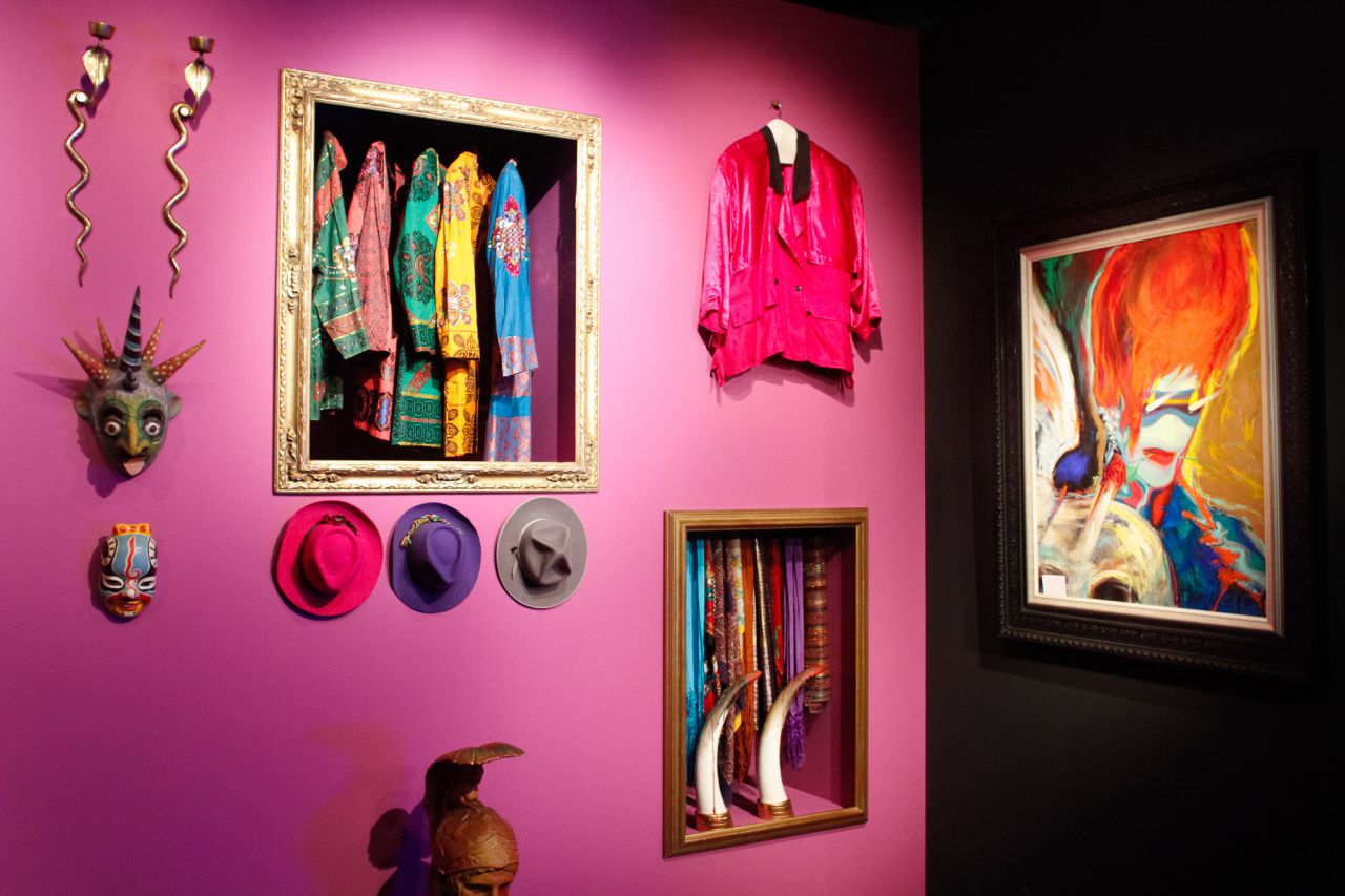En la muestra podrán verse cerca de 200 piezas, compuestas por unos 50 conjuntos, complementos, portadas de discos, fotografías y obra de Tino Casal, procedentes en su mayoría de préstamos de su familia. 
