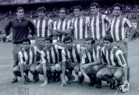 El 2 de Octubre 1966 es inaugurado el estadio del Manzanares. A diferencia de los estadios de la época, todas las localidades disponían de asientos, algo que llenaba de orgullo a la parroquia rojiblanca. En la foto, el primer once que saltó al campo.