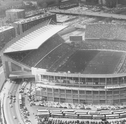 El Estadio del Manzanares, llamado así desde el año 1966, pasa a llamarse Estadio Vicente Calderón en reconocimiento al presidente del club. El estadio fue inaugurado oficialmente bajo esa denominación el 23 de mayo de 1972, con motivo de un encuentro entre España y Uruguay.