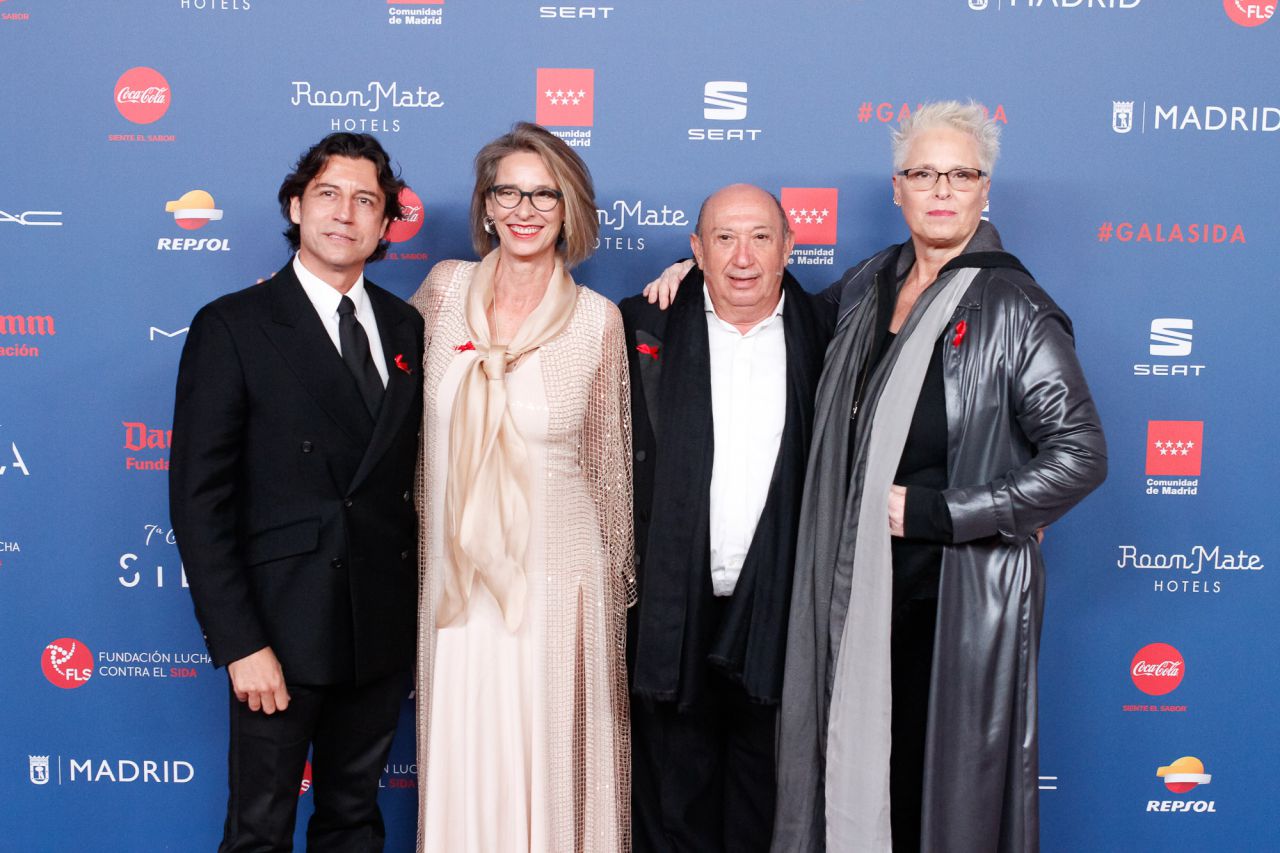 Paola y Lucía Dominguín junto a Francis Montesinos 