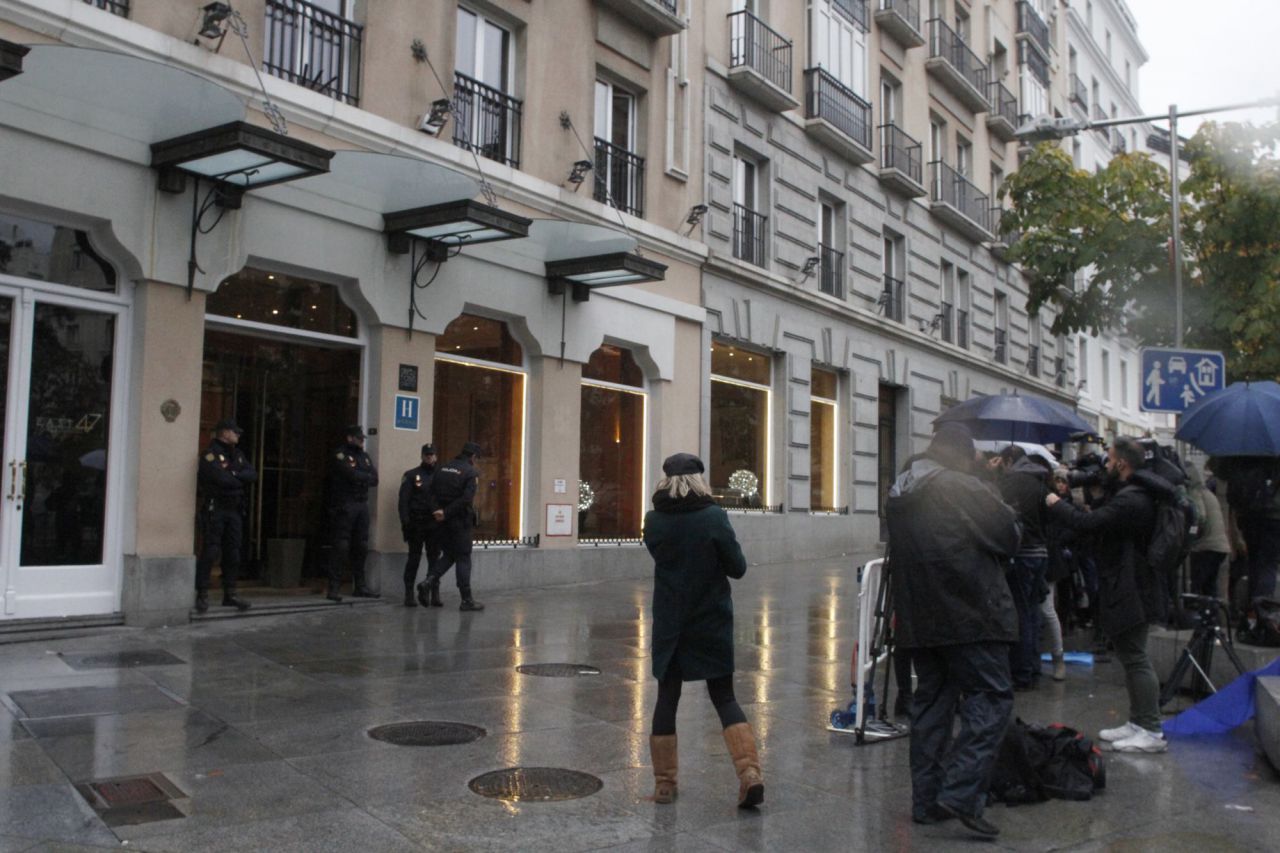 Muchos medios de comunicación  ala espera de la salida del cadaver de Rita Barberá. 