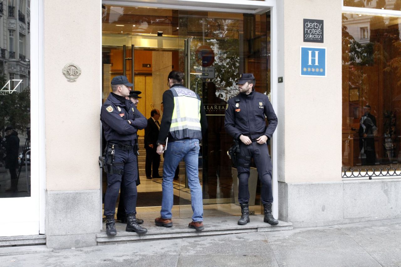 Entrada de la policía científica al hotel Villa Real.
