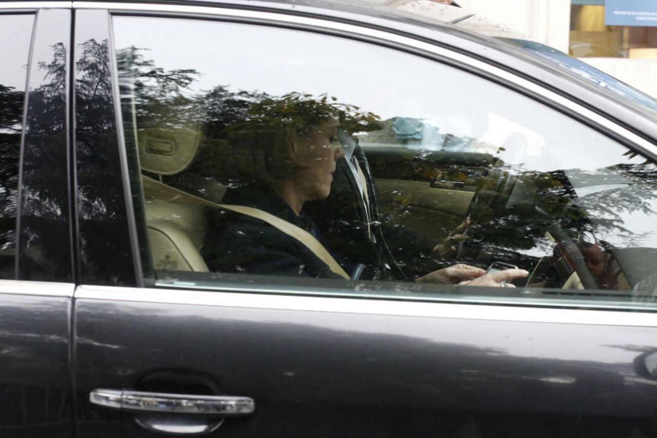 Maria Dolores de Cospedal sale del hotel.