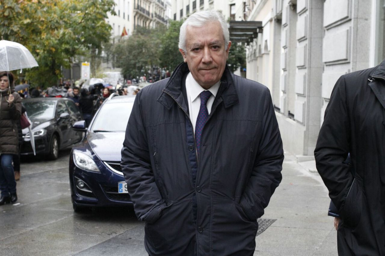 Javier Arenas saliendo del hotel Villa Real.