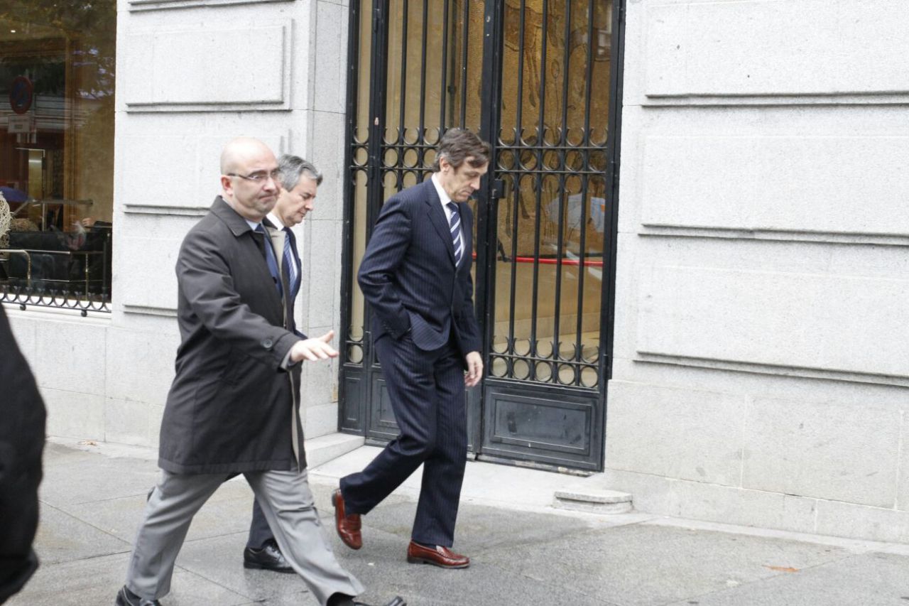 Rafael Hernando saliendo del hotel Villa Real.