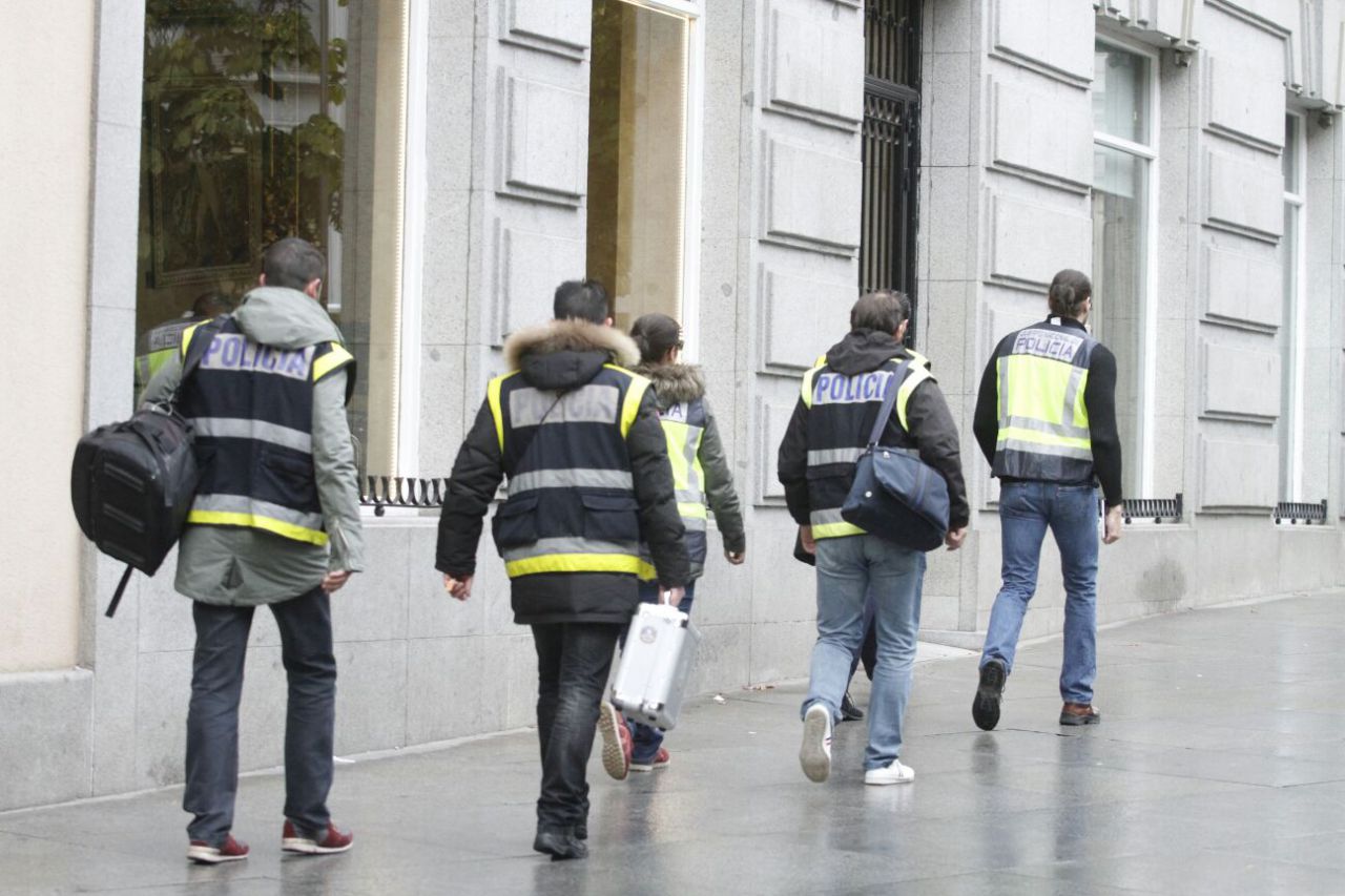 Salida de varios agentes de la policía científica.