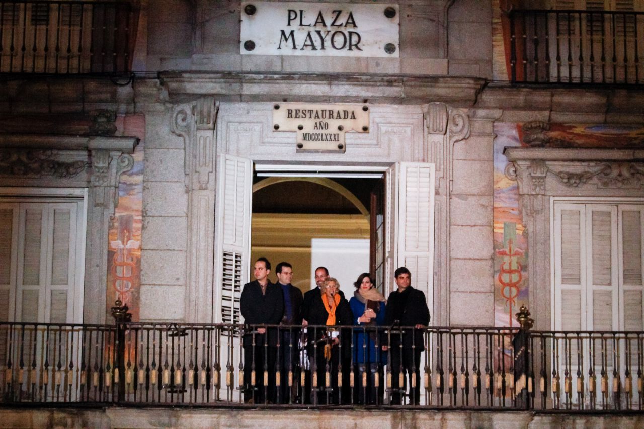La alcaldesa de Madrid, Manuela Carmena, acompañada por algunos miembros de la corporación municipal
