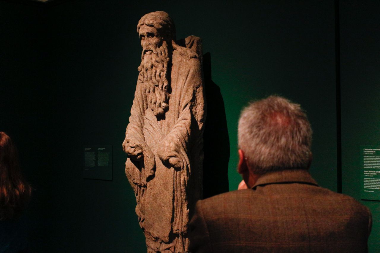 La exposición 'Maestro Mateo', organizada con la Real Academia Gallega de Bellas Artes y la Fundación Catedral de Santiago, está dedicada al Maestro Mateo y su trabajo de la Catedral de Santiago de Compostela.