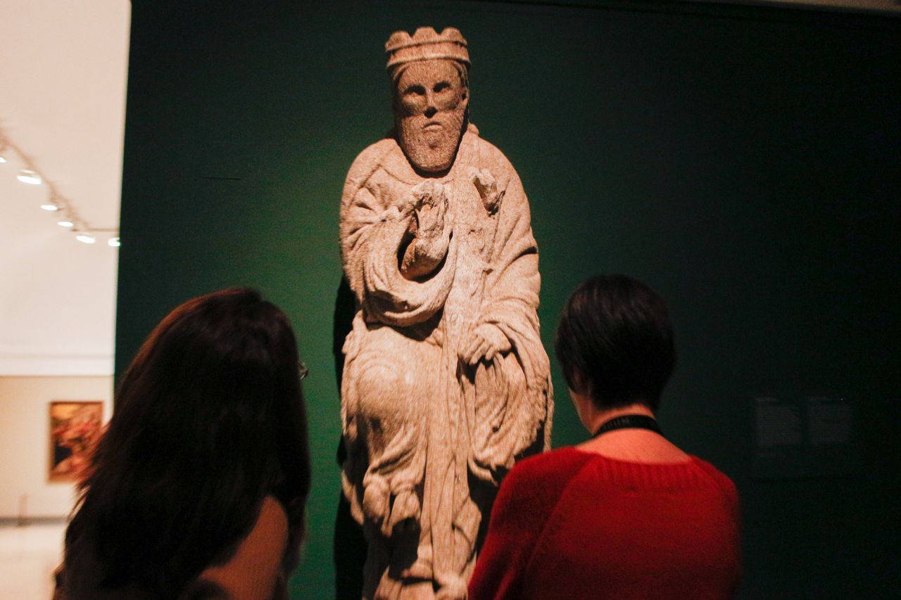 La exposición 'Maestro Mateo', organizada con la Real Academia Gallega de Bellas Artes y la Fundación Catedral de Santiago, está dedicada al Maestro Mateo y su trabajo de la Catedral de Santiago de Compostela.