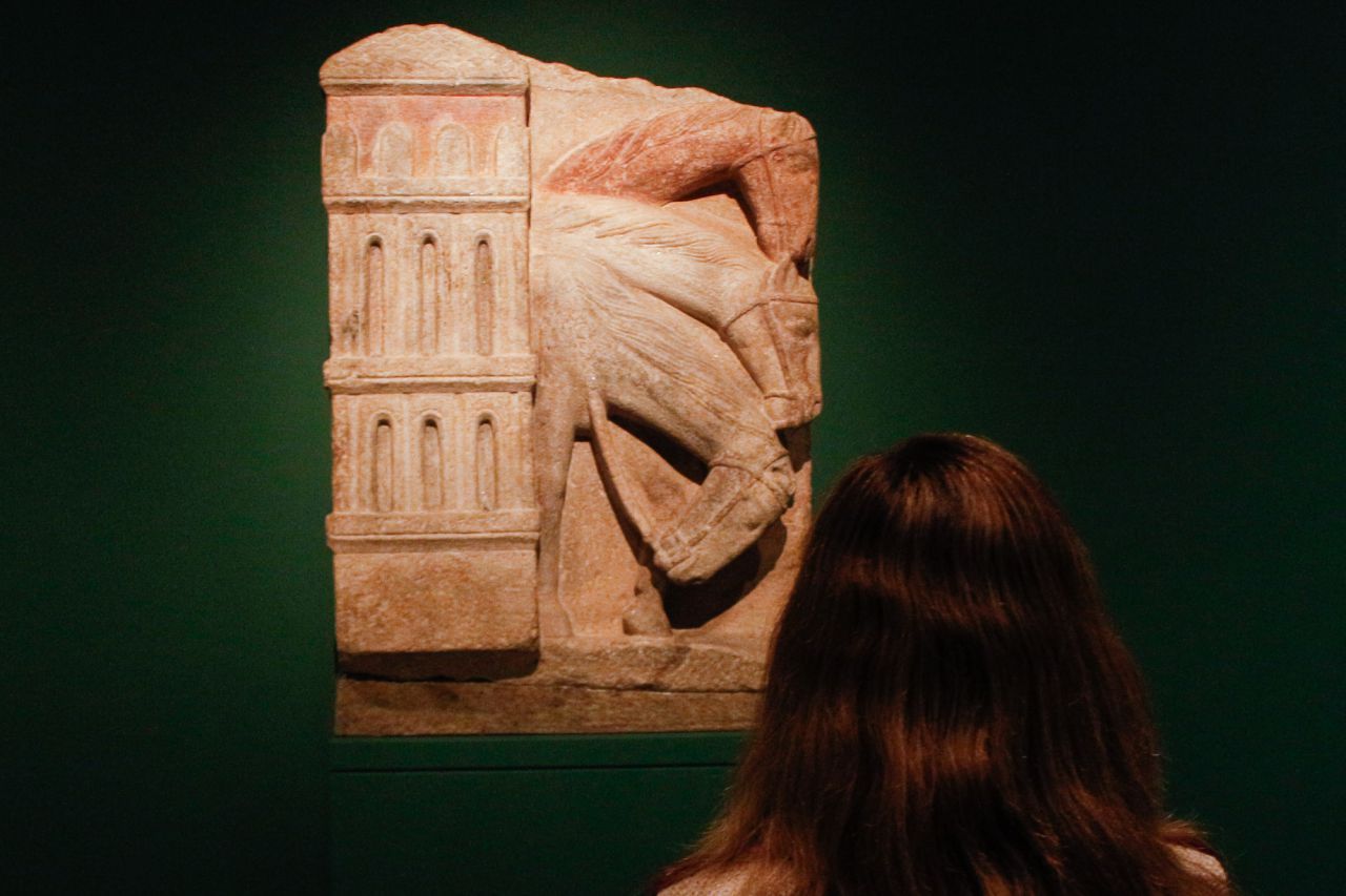 La exposición 'Maestro Mateo', organizada con la Real Academia Gallega de Bellas Artes y la Fundación Catedral de Santiago, está dedicada al Maestro Mateo y su trabajo de la Catedral de Santiago de Compostela.