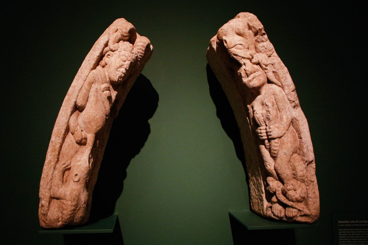 La exposición 'Maestro Mateo', organizada con la Real Academia Gallega de Bellas Artes y la Fundación Catedral de Santiago, está dedicada al Maestro Mateo y su trabajo de la Catedral de Santiago de Compostela.