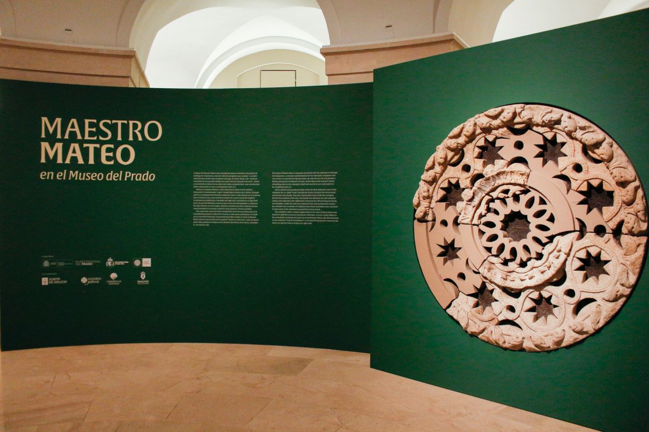 La exposición 'Maestro Mateo', organizada con la Real Academia Gallega de Bellas Artes y la Fundación Catedral de Santiago, está dedicada al Maestro Mateo y su trabajo de la Catedral de Santiago de Compostela.