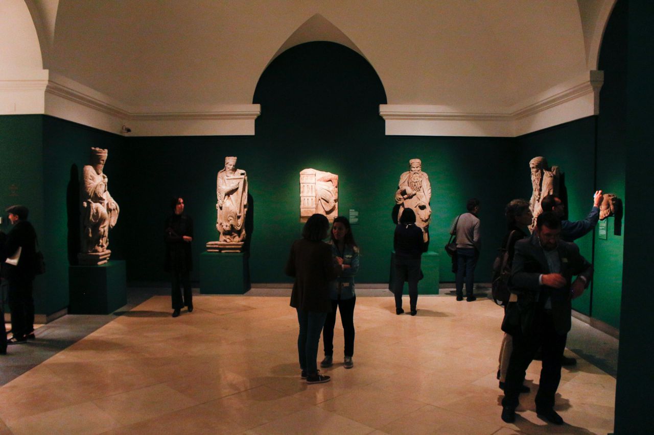 La exposición 'Maestro Mateo', organizada con la Real Academia Gallega de Bellas Artes y la Fundación Catedral de Santiago, está dedicada al Maestro Mateo y su trabajo de la Catedral de Santiago de Compostela.