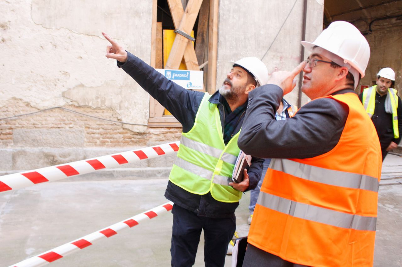 El delegado de Economía, Carlos Sánchez Mato, y el arquitecto municipal Cleto Barreiro han realizado una visita con los medios. Este sábado los vecinos podrán visitarlo. 