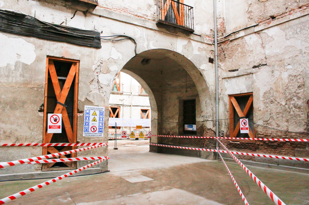 El edificio tiene tres amplios patios.