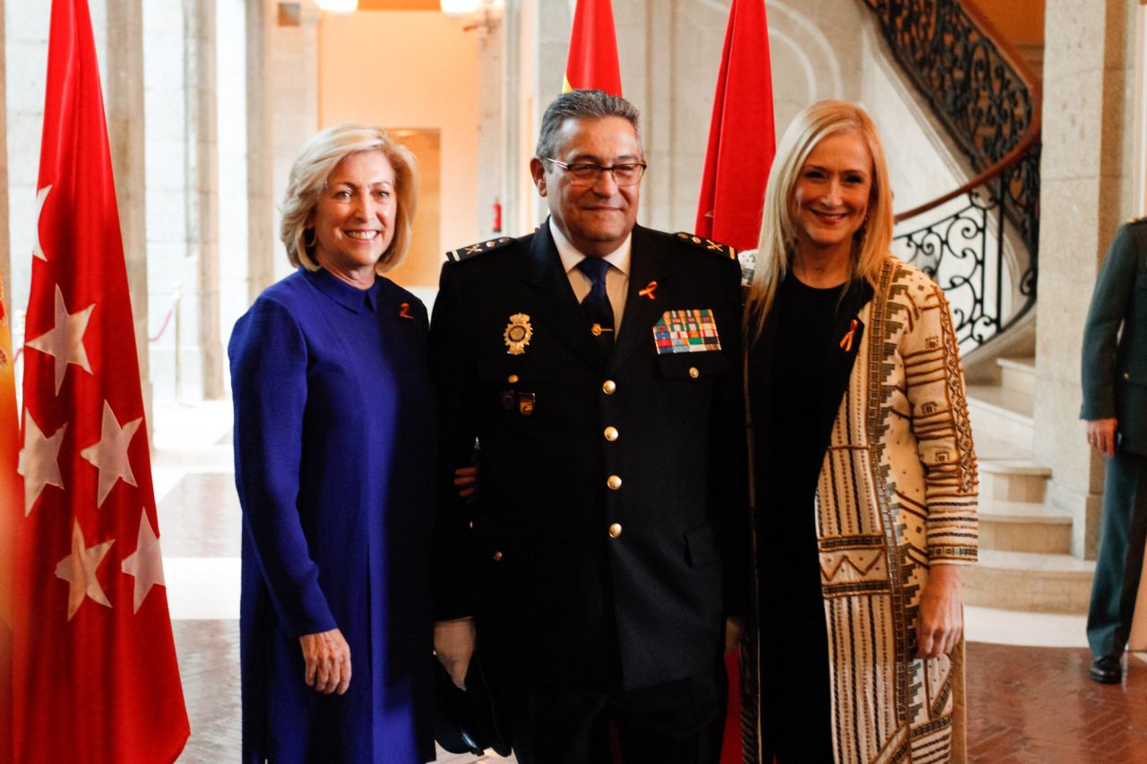 Concepción Dancausa, delegada del gobierno, Alfonso Fernández Díez, jefe superior de Policía de Madrid, y Cristina Cifuentes, presidenta de la Comunidad de Madrid en el tradicional besamanos.
