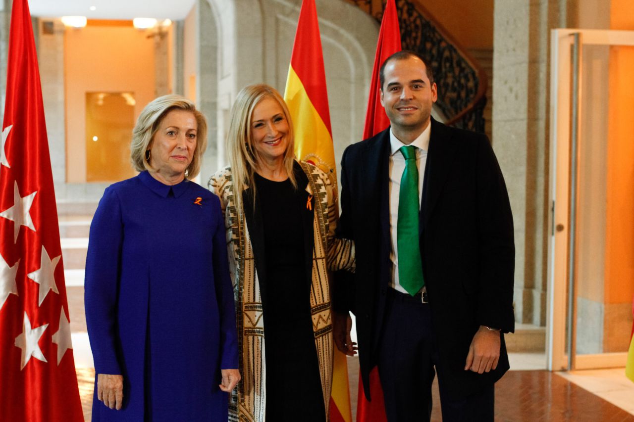 Concepción Dancausa, delegada del gobierno, Ignacio Aguado, y Cristina Cifuentes, presidenta de la Comunidad de Madrid en el tradicional besamanos. 