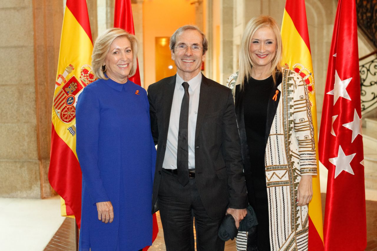Concepción Dancausa, delegada del gobierno, y Cristina Cifuentes, presidenta de la Comunidad de Madrid con el embajador de Francia en el tradicional besamanos. 