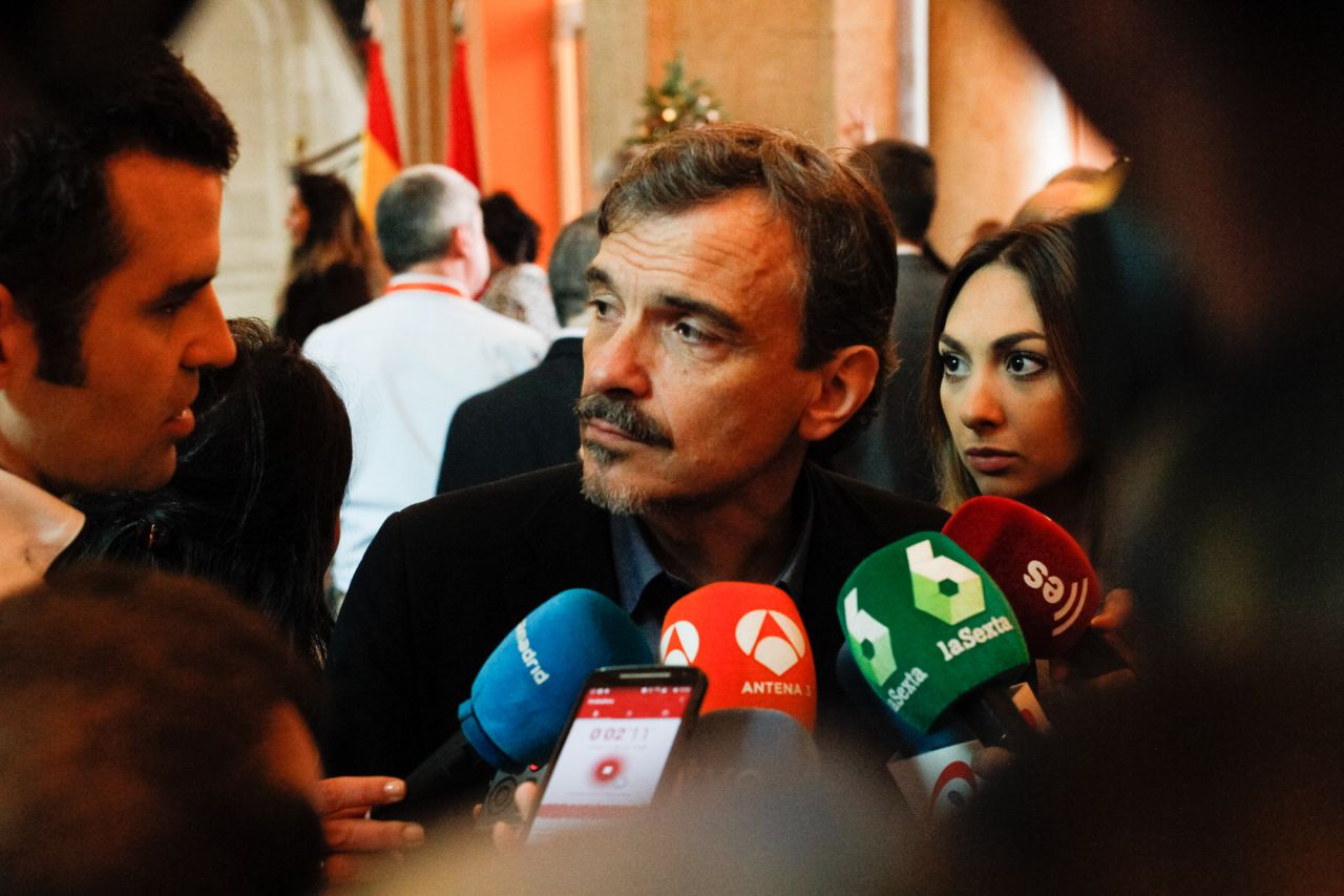 José Manuel López atiende a los medios.