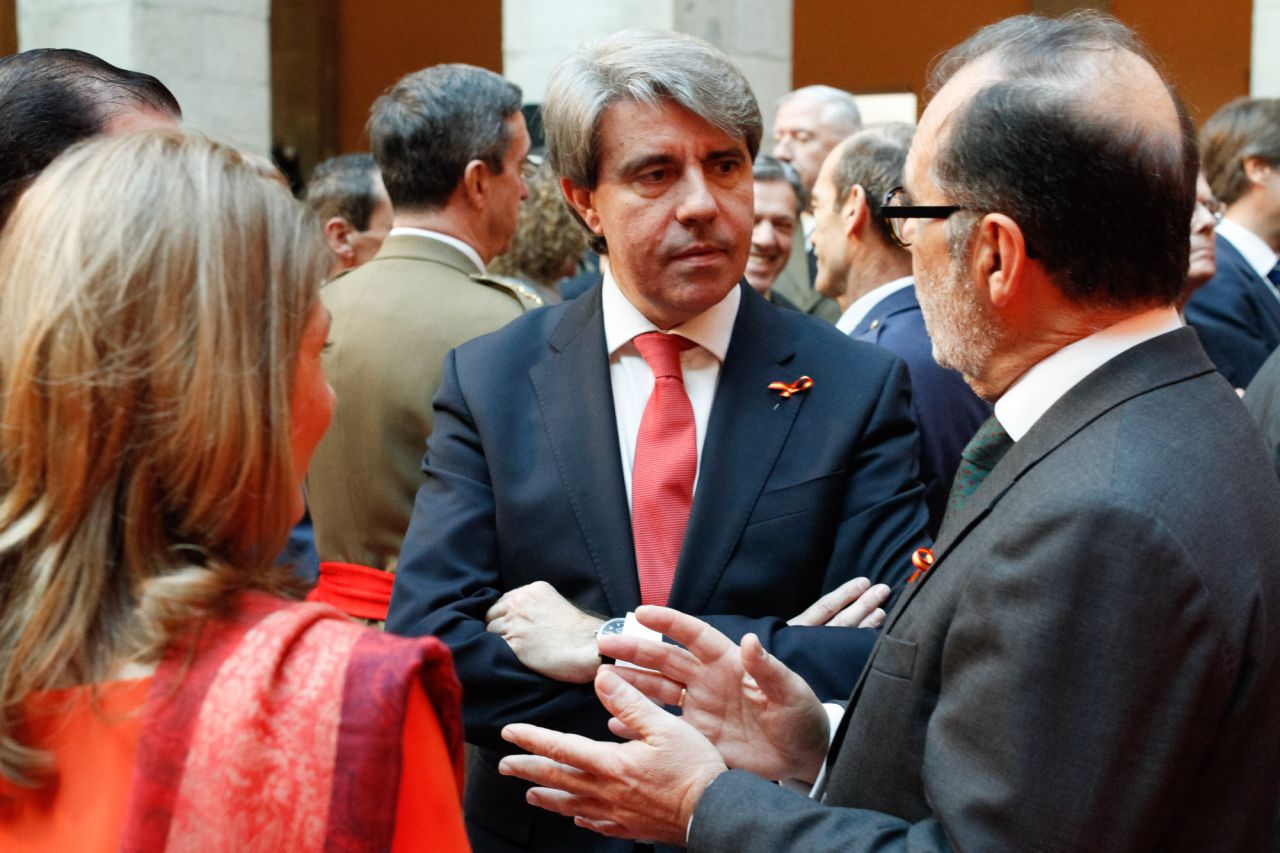 Ángel Garrido charla con el presidente del Tribunal de Justicia de Madrid, Francisco Javier Vieira Morante.