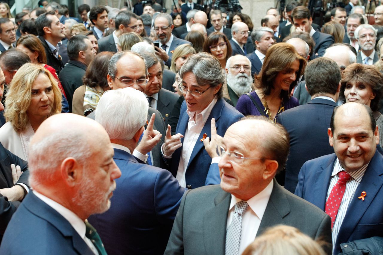 Saludo entre Marta Higueras, primera teniente de alcalde de Madrid, y Jesús Sánchez Martos, consejero de sanidad de la Comunidad de Madrid.