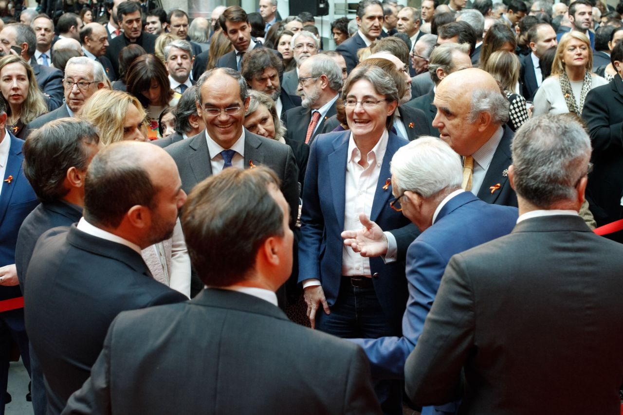 Corrillo entre Marta Higueras, primera teniente de alcalde de Madrid y varios consejeros de la Comunidad de Madrid.