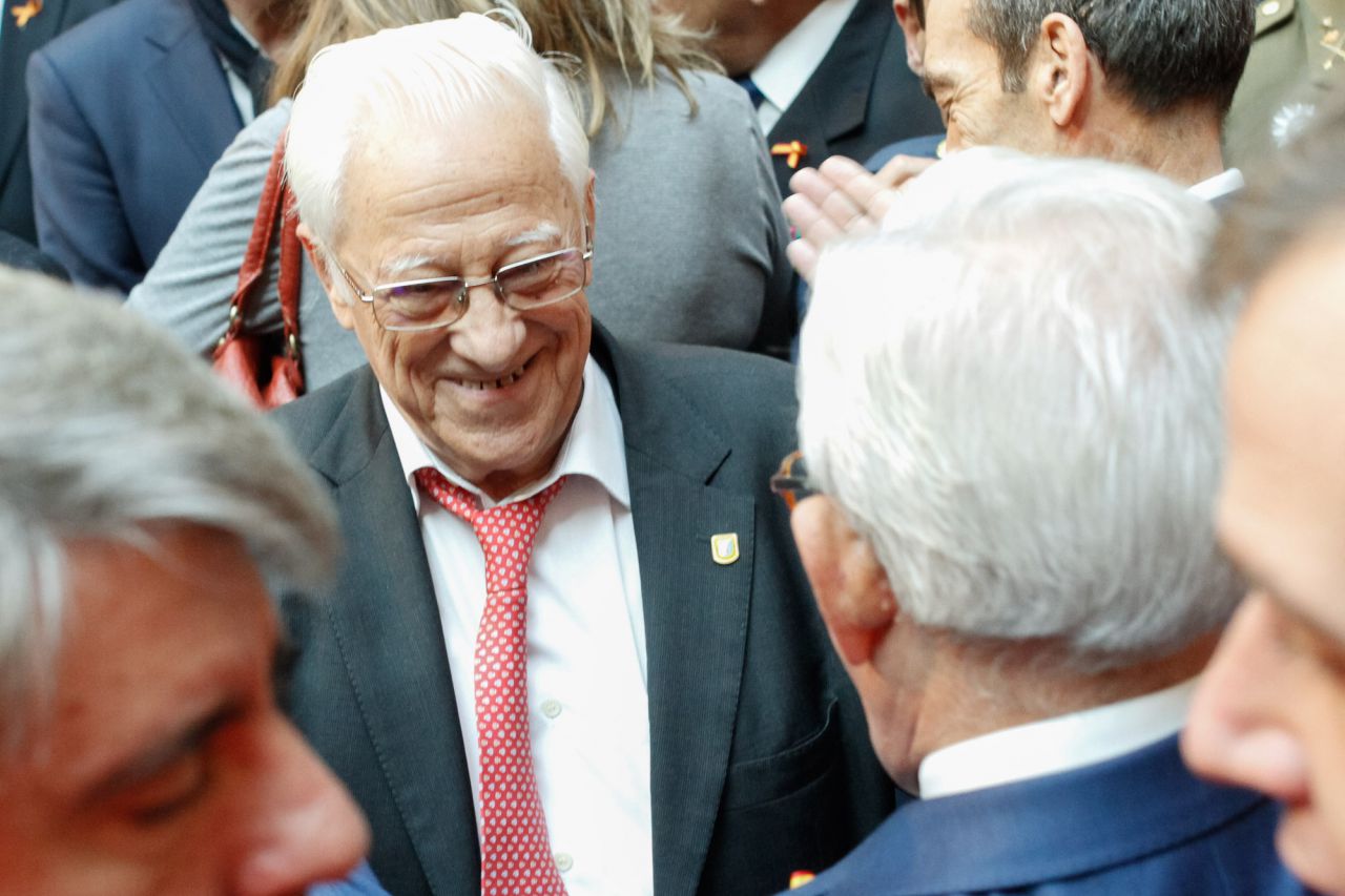 Saludo entre el padre Ángel y el consejero de sanidad, Jesús Sánchez Martos.