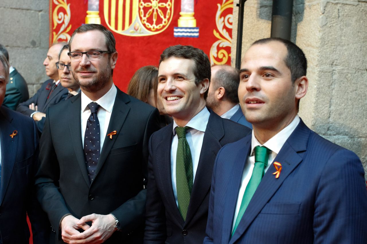 Los diputados nacionales del PP, Javier Maroto y Pablo Casado, junto al portavoz de Ciudadanos en la Asamblea de Madrid, Ignacio Aguado.