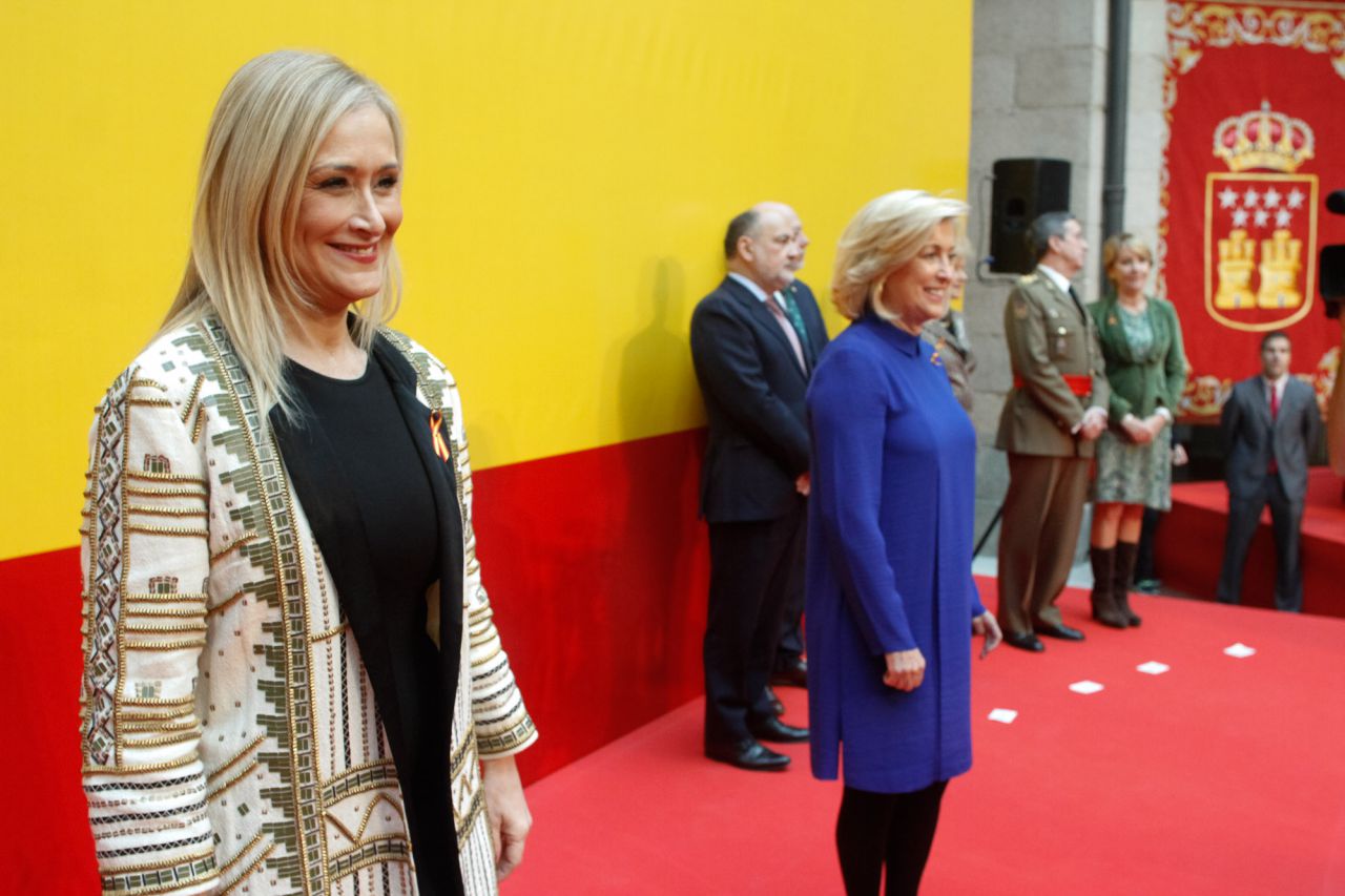 Cristina Cifuentes y Concepción Dancausa antes de sus respectivos discursos.