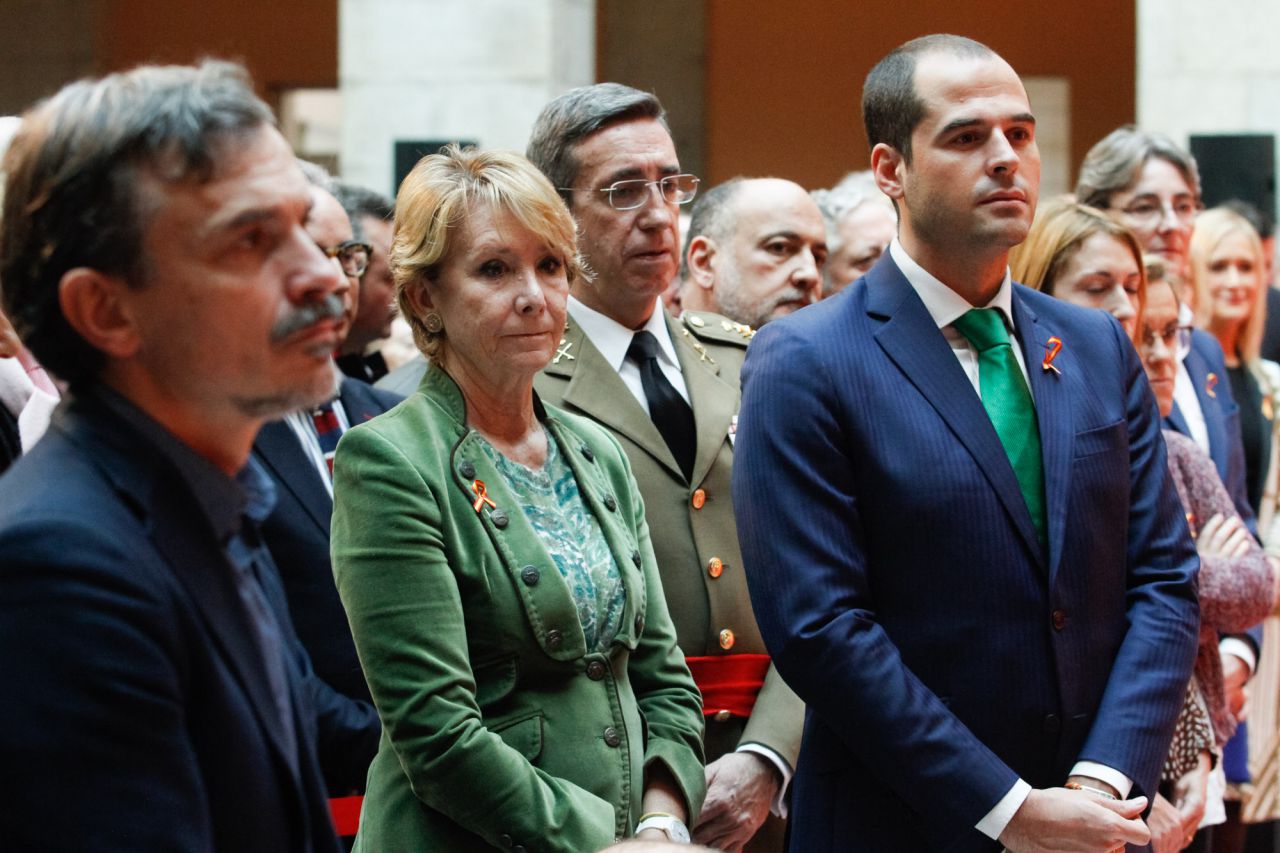 José Manuel López junto a Esperanza Aguirre e Ignacio Aguado escuchando la actuación musical.