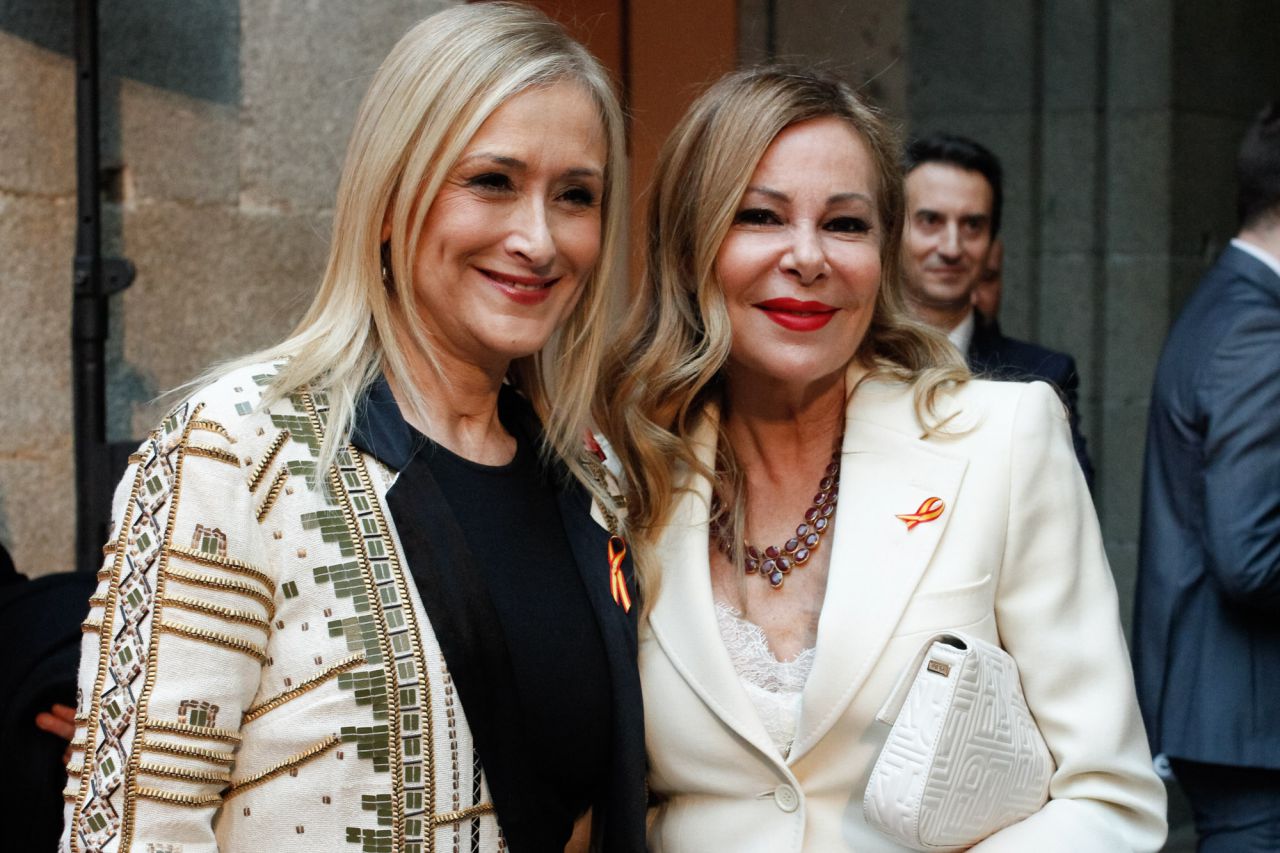 Cristina Cifuentes junto a Ana Obregón.